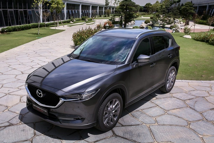 Không riêng “gà đẻ trứng vàng” CX-5 mà thậm chí toàn bộ các dòng xe không phải SUV của Mazda đều đang “dậm chân tại chỗ”, mông lung về tương lai. Trong đó có Mazda6 thế hệ thứ ba đã có mặt trên thị trường 11 năm (2012-2023) mà vẫn chưa có thế hệ mới, hay Mazda2 thế hệ thứ ba cũng đã có mặt trên thị trường đã 9 năm (2014-2023).