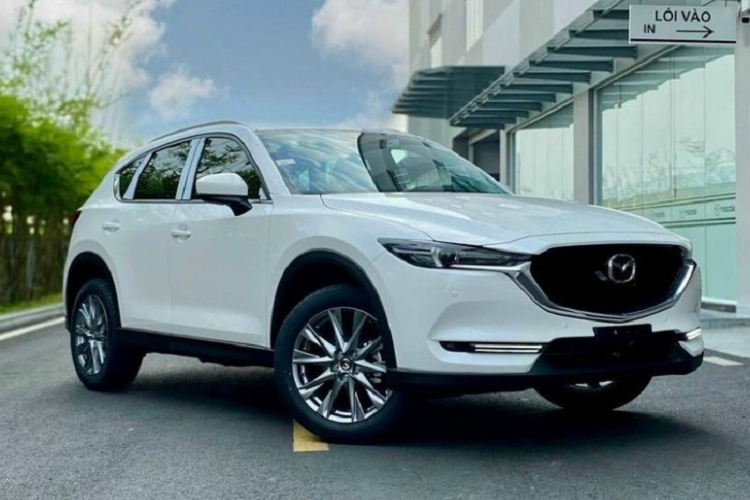 Thời gian qua, hãng xe Nhật Bản liên tục tung ra các mẫu SUV mới bao gồm CX-50, CX-60, CX-70, CX-80 và CX-90. Trong đó, CX-50 sẽ chia sẻ nền tảng khung gầm với Mazda3 và CX-30 (đều thuộc nhóm Xe cỡ nhỏ), tuy nhiên, dòng sản phẩm này sẽ chỉ được bán độc quyền tại Bắc Mỹ.