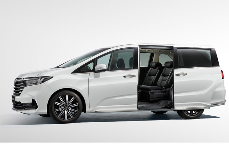 Hiện hãng Honda chưa công bố thông tin về động cơ của mẫu MPV này. Trong khi đó, tại Trung Quốc, Honda Odyssey được trang bị hệ truyền động hybrid e:HEV với máy xăng i-VTEC 4 xi-lanh, dung tích 2.0L và 1 mô-tơ điện, tạo ra công suất tổng cộng 181 mã lực cùng mô-men xoắn cực đại 315 Nm. Sức mạnh được truyền tới cầu trước thông qua hộp số E-CVT.