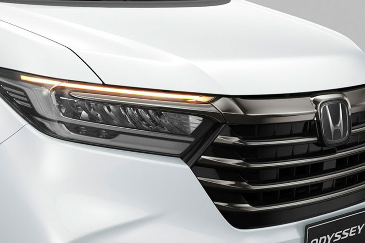 Mẫu MPV này gây ấn tượng với những chi tiết ngoại thất màu đen bóng như lưới tản nhiệt, hốc gió trung tâm, khe gió hình chữ "L" trên cản trước, ốp gương chiếu hậu, vành la-zăng 5 chấu kép, tay nắm cửa và vỏ đèn hậu. Nẹp vắt ngang đầu xe và đuôi xe cũng được sơn màu đen tương tự.