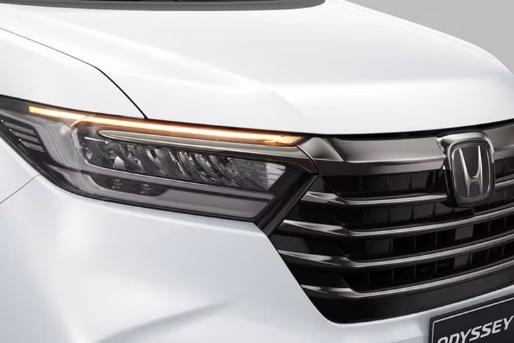 Mẫu MPV này gây ấn tượng với những chi tiết ngoại thất màu đen bóng như lưới tản nhiệt, hốc gió trung tâm, khe gió hình chữ "L" trên cản trước, ốp gương chiếu hậu, vành la-zăng 5 chấu kép, tay nắm cửa và vỏ đèn hậu. Nẹp vắt ngang đầu xe và đuôi xe cũng được sơn màu đen tương tự.