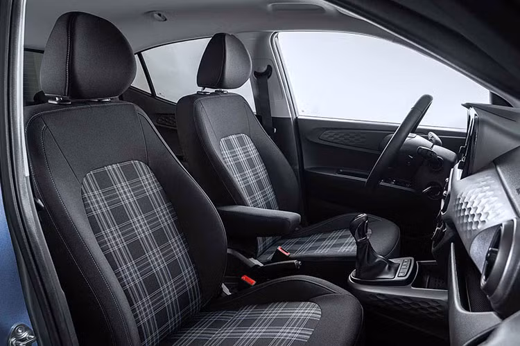 Trong đó, giá xe Hyundai i10 2023 bản Advance từ 15.420 Bảng (khoảng 450 triệu đồng). So với đối thủ Toyota Aygo X có giá 15.975 Bảng, mẫu xe Hàn Quốc này rẻ hơn một chút. Ở bản Advance, mẫu xe đô thị hạng A này được trang bị đèn pha Halogen, đèn LED định vị ban ngày, bảng đồng hồ kỹ thuật số, chìa khóa thông minh, cổng USB Type C và cảm biến đỗ xe phía sau.