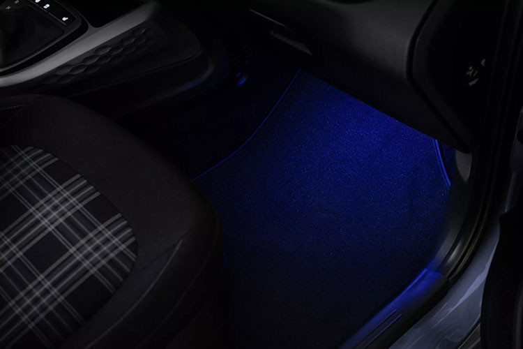 Đặc biệt, ngay từ bản tiêu chuẩn, Hyundai i10 2023 đã có những hệ thống trợ lái nâng cao ADAS như hỗ trợ tránh va chạm sớm với tính năng phát hiện người đi bộ/người đạp xe phía trước, nhận biết biển báo giới hạn tốc độ và hỗ trợ bám làn đường.