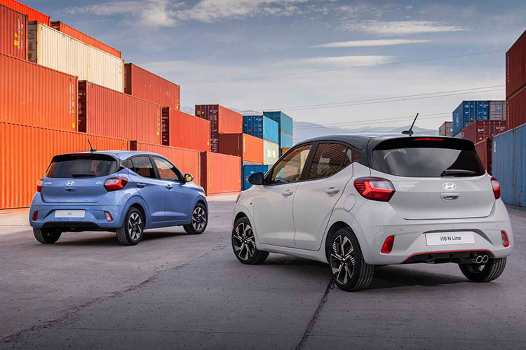 Thêm vào đó là vành hợp kim 16 inch riêng, 2 ống xả phía sau và ghế bọc nỉ với điểm nhấn màu đỏ. Động cơ của bản N Line là máy xăng 3 xi-lanh, tăng áp, dung tích 1.0L, tạo ra công suất tối đa 100 mã lực. Ở thị trường Anh, mẫu xe hạng A này có 9 màu sơn ngoại thất.