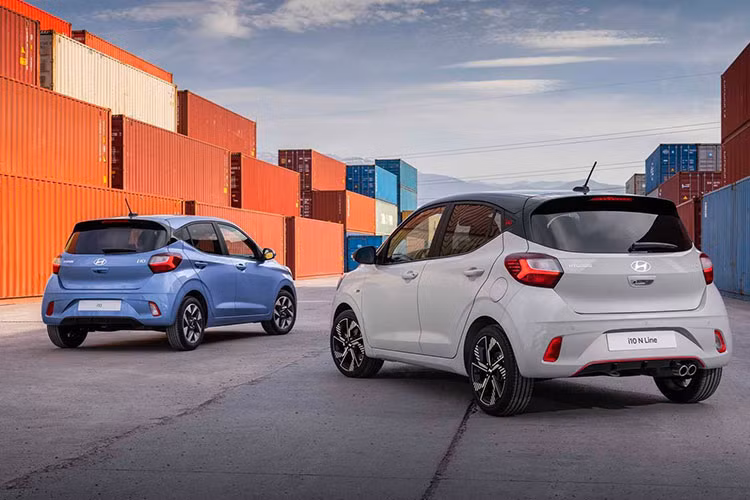 Thêm vào đó là vành hợp kim 16 inch riêng, 2 ống xả phía sau và ghế bọc nỉ với điểm nhấn màu đỏ. Động cơ của bản N Line là máy xăng 3 xi-lanh, tăng áp, dung tích 1.0L, tạo ra công suất tối đa 100 mã lực. Ở thị trường Anh, mẫu xe hạng A này có 9 màu sơn ngoại thất.