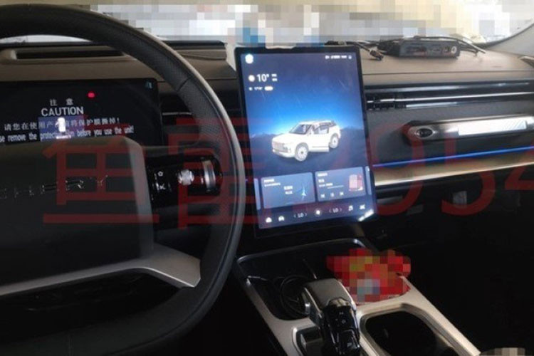 Đằng sau TJ-1 xuất hiện cụm đèn hậu nằm vắt ngang đuôi xe và tích hợp logo "Chery" ở giữa. Bên trong đèn hậu cũng có những dải đèn như vạch kẻ, tương tự dải đèn LED định vị ban ngày. Ở hai góc còn có thêm dải đèn phản quang nằm dọc khá lớn.