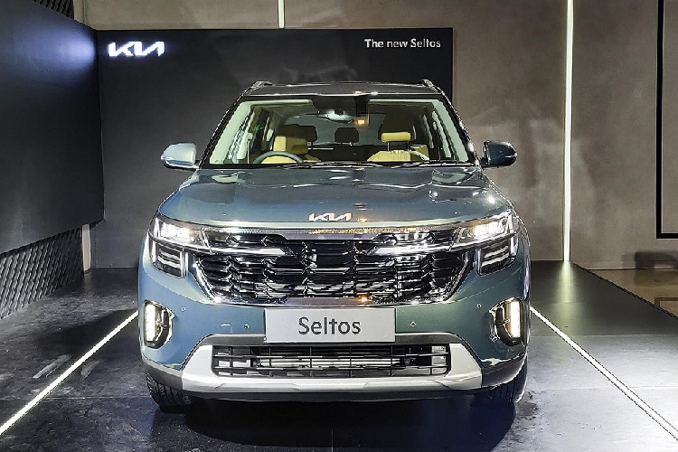 Trong đó, dải đèn LED định vị ban ngày và đèn hậu đều lấy cảm hứng thiết kế từ bản đồ sao. Hai phiên bản cao cấp GT Line và X Line sẽ sở hữu body kit thay đổi nhẹ so với bản Tech Line đồng thời dùng vành hợp kim 18 inch. Trong khi đó, những phiên bản dùng động cơ tăng áp của Kia Seltos 2024 sẽ có đặc điểm nhận dạng là 2 đầu ống xả phía sau.