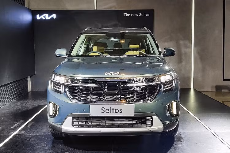 Trong đó, dải đèn LED định vị ban ngày và đèn hậu đều lấy cảm hứng thiết kế từ bản đồ sao. Hai phiên bản cao cấp GT Line và X Line sẽ sở hữu body kit thay đổi nhẹ so với bản Tech Line đồng thời dùng vành hợp kim 18 inch. Trong khi đó, những phiên bản dùng động cơ tăng áp của Kia Seltos 2024 sẽ có đặc điểm nhận dạng là 2 đầu ống xả phía sau.