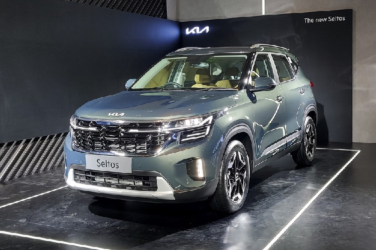 Theo đó, tại thị trường Ấn Độ, giá xe Kia Seltos 2024 cho 3 phiên bản là Tech Line, GT Line và X Line dao động từ 1,09 - 2 triệu Rupee (khoảng 308 - 566 triệu đồng). So với xe đang bán ở Việt Nam với giá từ 599 - 719 triệu đồng, mẫu SUV cỡ B này tại Ấn Độ rẻ hơn nhiều.