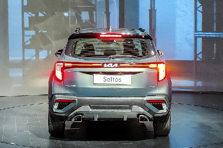 Chưa hết, mẫu SUV cỡ B này còn được bổ sung màu sơn ngoại thất mới là xanh lá Pewter Olive. Tổng cộng, xe có 8 màu trơn và 2 màu phối với nóc tương phản.