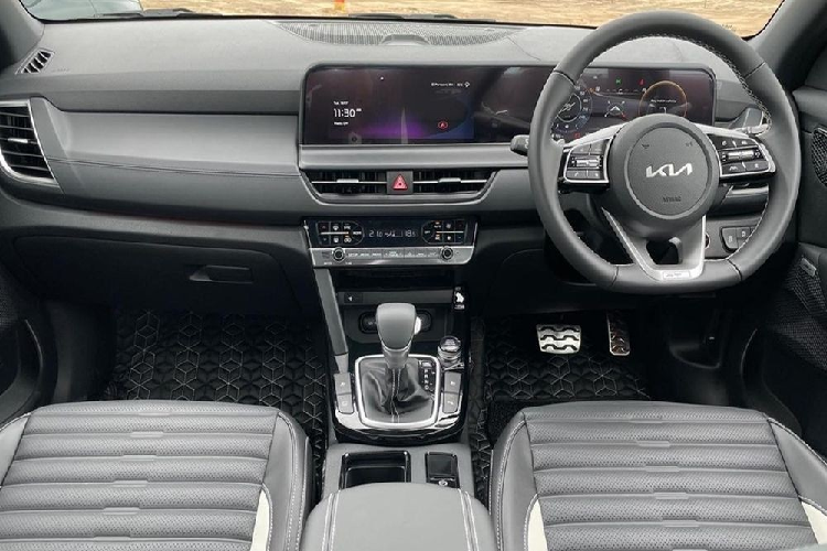 Tương tự ngoại thất, nội thất của Kia Seltos 2024 cũng được cải tiến khá toàn diện. Trong đó, đáng chú ý nhất là sự xuất hiện của màn hình cong trên mặt táp-lô, kết hợp giữa bảng đồng hồ kỹ thuật số và màn hình cảm ứng trung tâm cùng có kích thước 10,25 inch. Vì màn hình giải trí lớn hơn trước nên cửa gió điều hòa trung tâm được thiết kế mỏng hơn.