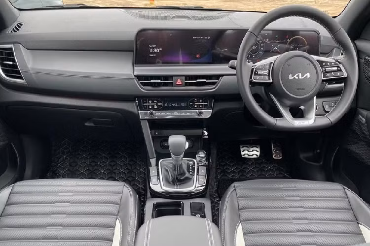 Tương tự ngoại thất, nội thất của Kia Seltos 2024 cũng được cải tiến khá toàn diện. Trong đó, đáng chú ý nhất là sự xuất hiện của màn hình cong trên mặt táp-lô, kết hợp giữa bảng đồng hồ kỹ thuật số và màn hình cảm ứng trung tâm cùng có kích thước 10,25 inch. Vì màn hình giải trí lớn hơn trước nên cửa gió điều hòa trung tâm được thiết kế mỏng hơn.