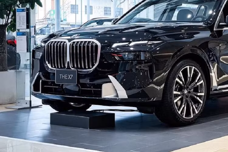 Mẫu xe SUV hạng sang BMW X7 2023 được nâng cấp khá nhiều cả về nội và ngoại thất. Về ngoại hình, lưới tản nhiệt cỡ lớn vẫn là điểm nhấn ở đầu xe trong khi cản trước được làm hầm hố, nhiều chi tiết cắt xẻ hơn.