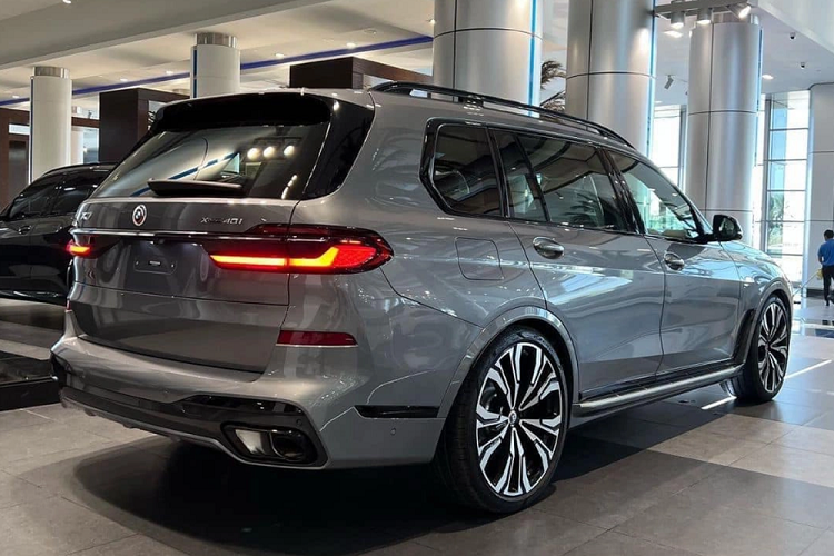 Cụm đèn trước tách rời với phía trên là đèn daylight tích hợp báo rẽ trong khi cụm đèn cos/pha đặt phía dưới. Ở phía sau, cụm đèn hậu theo phong cách đơn giản với hai thanh nổi dạng 3D, tương tự X5. 