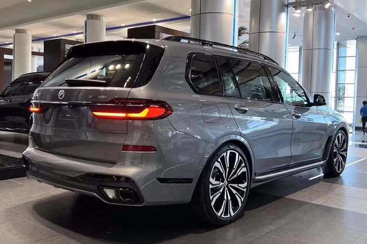 Cụm đèn trước tách rời với phía trên là đèn daylight tích hợp báo rẽ trong khi cụm đèn cos/pha đặt phía dưới. Ở phía sau, cụm đèn hậu theo phong cách đơn giản với hai thanh nổi dạng 3D, tương tự X5. 