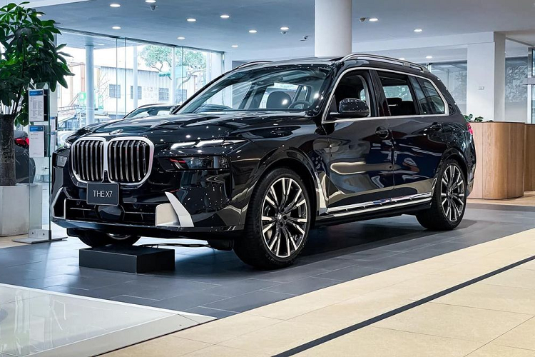 Theo thông tin từ đại lý, BMW X7 2023 mới bản nâng cấp giữa vòng đời sẽ ra mắt tại thị trường Việt Nam ngay trong tháng 4 này. Mẫu SUV cỡ lớn mang thương hiệu Đức hiện được nhận đặt cọc với 2 phiên bản BMW X7 M Sport và Pure Excellence, đi kèm giá bán dự kiến 6,299 và 7,399 tỷ đồng. Trước đó, mẫu xe này từng lộ ảnh đăng kiểm tại một cơ sở ở Hà Nội.