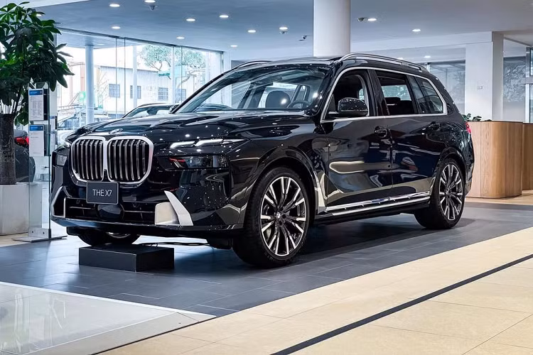 Theo thông tin từ đại lý, BMW X7 2023 mới bản nâng cấp giữa vòng đời sẽ ra mắt tại thị trường Việt Nam ngay trong tháng 4 này. Mẫu SUV cỡ lớn mang thương hiệu Đức hiện được nhận đặt cọc với 2 phiên bản BMW X7 M Sport và Pure Excellence, đi kèm giá bán dự kiến 6,299 và 7,399 tỷ đồng. Trước đó, mẫu xe này từng lộ ảnh đăng kiểm tại một cơ sở ở Hà Nội.