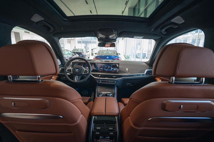 Chi tiết đáng chú ý nhất trong khoang nội thất của BMW X7 là màn hình kép trải dài trên bảng taplo, bao gồm cụm đồng hồ 12,3 inch và màn hình trung tâm cảm ứng 14,9 inch. Ở khu vực điều khiển, cần số truyền thống được loại bỏ và thay thế bằng lẫy gạt chuyển số.