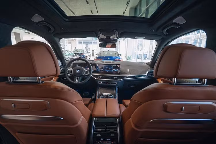 Chi tiết đáng chú ý nhất trong khoang nội thất của BMW X7 là màn hình kép trải dài trên bảng taplo, bao gồm cụm đồng hồ 12,3 inch và màn hình trung tâm cảm ứng 14,9 inch. Ở khu vực điều khiển, cần số truyền thống được loại bỏ và thay thế bằng lẫy gạt chuyển số.