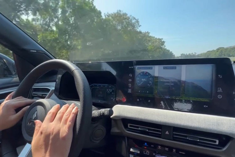 Nhiều khả năng cấu hình Mitsubishi Xforce tay lái thuận này sẽ chính là bản được bán ra thị trường Việt Nam thời gian tới. Xe sử dụng động cơ 1.5L MIVEC, 4 xy-lanh, sinh công suất 105 mã lực và mô-men xoắn 141 Nm. Sức mạnh được truyền đến các bánh trước thông qua hộp số tự động vô cấp CVT.