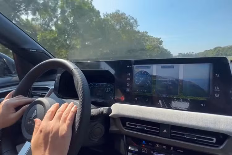 Nhiều khả năng cấu hình Mitsubishi Xforce tay lái thuận này sẽ chính là bản được bán ra thị trường Việt Nam thời gian tới. Xe sử dụng động cơ 1.5L MIVEC, 4 xy-lanh, sinh công suất 105 mã lực và mô-men xoắn 141 Nm. Sức mạnh được truyền đến các bánh trước thông qua hộp số tự động vô cấp CVT.