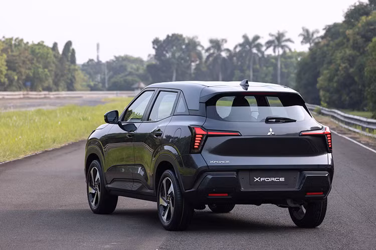 Thông tin từ một số đại lý cho biết, Mitsubishi Xforce nhiều khả năng sẽ ra mắt thị trường Việt Nam vào tháng 12 năm nay và mở bán ngay đầu năm 2024. Hiện phía đại lý đang nhận cọc xe với nhiều ưu đãi hấp dẫn như miễn phí 2 năm bảo dưỡng hoặc 40.000 km, tuỳ điều kiện đến trước; tặng 1.000 điểm tích luỹ trên ứng dụng Mitsubishi Connect+.