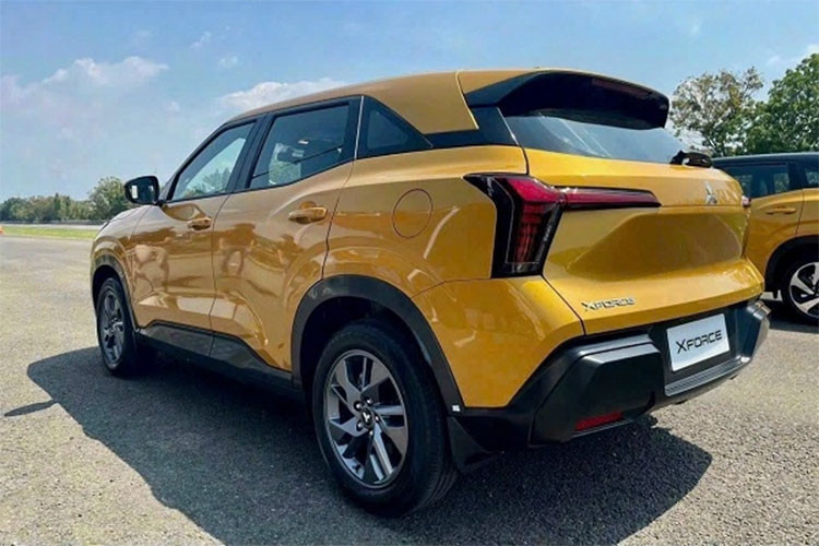 Nhiều khả năng, đây là những nhân viên phụ trách bán hàng của hãng xe Nhật Bản tại Việt Nam qua nhà máy lắp ráp xe tại Indonesia để trực tiếp lái thử trước khi sản phẩm là mẫu SUV cỡ B - Mitsubishi XForce 2024 bản thương mại được mở bán chính thức.