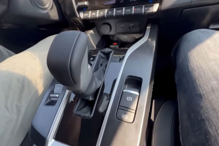 Xe được trang bị công nghệ AYC giúp thao tác vào cua diễn ra chắc chắn hơn nhờ có thể tự động điều chỉnh thiếu lái, thừa lái. Đồng thời, người dùng cũng có thể chủ động kiểm soát chiếc xe thông qua màn hình thông minh, hiển thị nhiều thông số như hướng xoay vô-lăng, lực phanh, áp suất lốp, lực G...