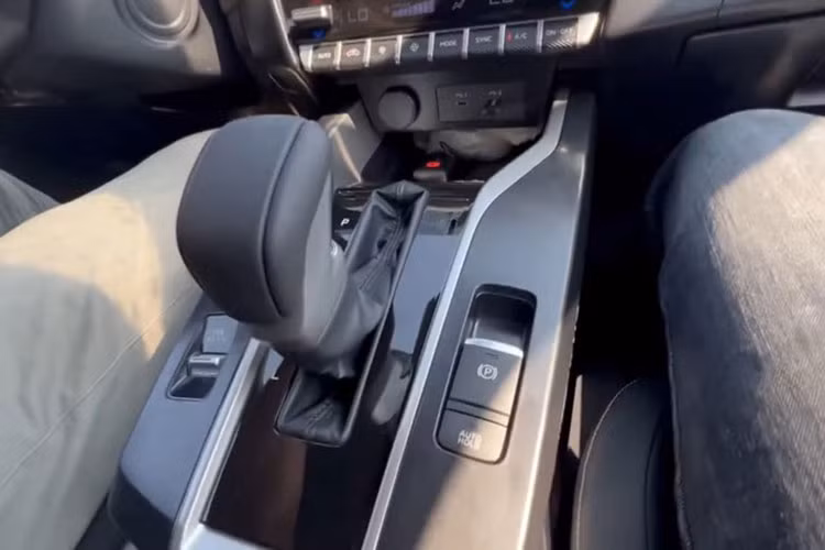 Xe được trang bị công nghệ AYC giúp thao tác vào cua diễn ra chắc chắn hơn nhờ có thể tự động điều chỉnh thiếu lái, thừa lái. Đồng thời, người dùng cũng có thể chủ động kiểm soát chiếc xe thông qua màn hình thông minh, hiển thị nhiều thông số như hướng xoay vô-lăng, lực phanh, áp suất lốp, lực G...