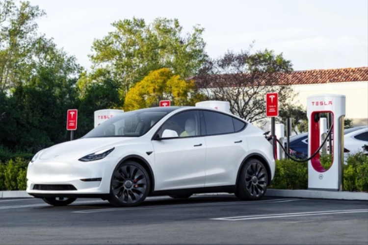 Nếu tính riêng ở phân khúc xe điện, BYD vẫn giữ “ngôi vương” khi bán ra 893.754 xe, chiếm 30,15% thị phần. Xếp sau BYD là “gã khổng lồ” Tesla với doanh số 433.729 xe. Chủ yếu những mẫu xe điện bán chạy đều là xe nội địa Trung.