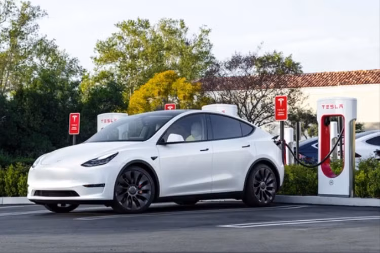 Nếu tính riêng ở phân khúc xe điện, BYD vẫn giữ “ngôi vương” khi bán ra 893.754 xe, chiếm 30,15% thị phần. Xếp sau BYD là “gã khổng lồ” Tesla với doanh số 433.729 xe. Chủ yếu những mẫu xe điện bán chạy đều là xe nội địa Trung.