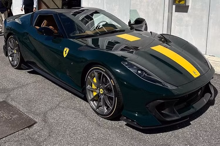 Lý do là trước đến nay, chưa có 1 mẫu siêu xe giới hạn nào của Ferrari được mang về Việt Nam, vì thế, sự góp mặt của 812 Competizione có thể xem là 1 tin vui, mở ra chương mới cho trào lưu chơi xe của nhà giàu Việt. Và đến nay, khi tra cứu thông tin trên Cục Sở hữu trí tuệ Việt Nam, thật trùng hợp là hình ảnh trong đơn cấp phép bảo hộ kiểu dáng công nghiệp vào ngày 6/7/2022 cũng chính là 812 Competizione.