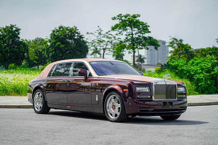 Showroom đấu giá thành công chiếc Rolls-Royce Phantom Lửa Thiêng này cũng chính là đơn vị đã đấu giá luôn chiếc xe Rolls-Royce Ghost "mạ vàng". Hiện tại, chiếc Rolls-Royce Ghost đã có chủ nhân.
