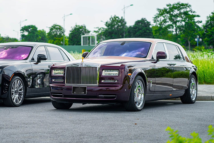 Rolls-Royce Phantom Lửa Thiêng được cựu chủ tịch FLC đặt mua chính hãng, xe nằm trong bộ sưu tập Phantom Đông Sơn, bao gồm: Lửa Thiêng, Thủy Triều, Thần Núi, Ngân Vũ, Phù Sa và Mẹ Âu Cơ.