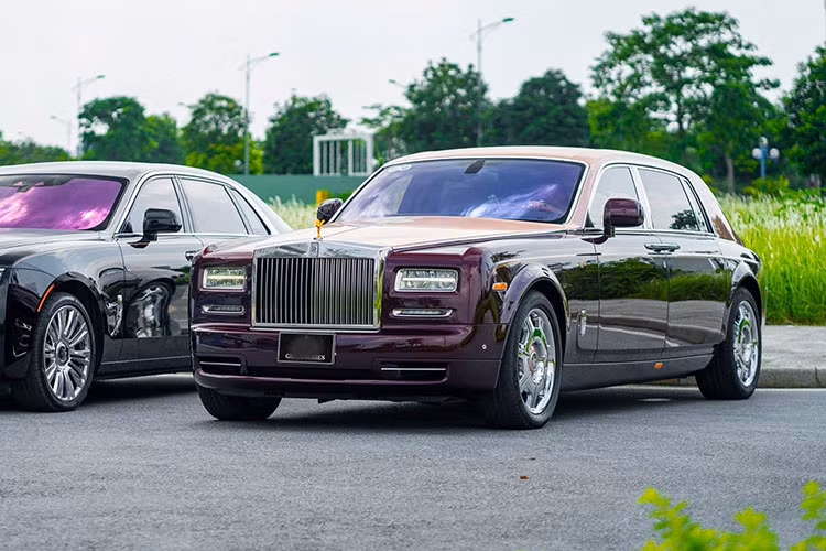 Rolls-Royce Phantom Lửa Thiêng được cựu chủ tịch FLC đặt mua chính hãng, xe nằm trong bộ sưu tập Phantom Đông Sơn, bao gồm: Lửa Thiêng, Thủy Triều, Thần Núi, Ngân Vũ, Phù Sa và Mẹ Âu Cơ.