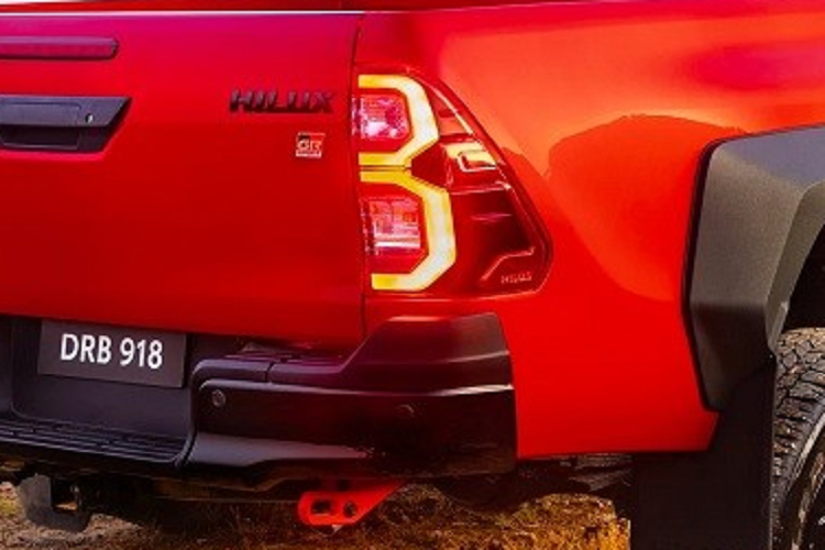 Ban đầu, hãng Toyota sẽ đưa về lô xe Hilux với 100 chiếc thuộc bản 2.4 4x2 AT có giá 852 triệu đồng. So với phiên bản cũ, Toyota Hilux 2.4 4x2 AT 2023 đắt hơn đến 178 triệu đồng nhưng được bổ sung trang bị. Sau bản 2.4 4x2 AT, sẽ đến lượt các bản 2.4 4x2 MT và 2.4 4x4 MT được đưa về Việt Nam phân phối.