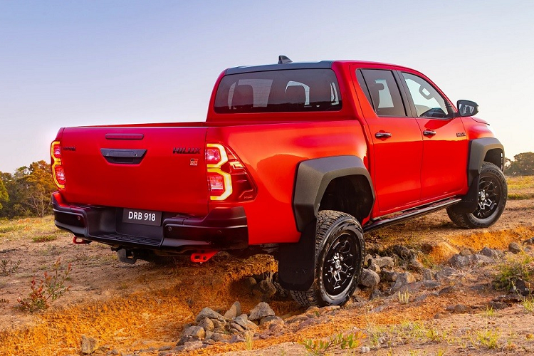 Tuy nhiên, động cơ này tạo ra công suất tối đa 224 mã lực và mô-men xoắn cực đại 550 Nm. Đây là động cơ hiện đang được dùng cho Toyota Hilux GR Sport ở thị trường Nam Phi. So với bản thường, động cơ của Toyota Hilux GR Sport 2023 mạnh hơn 10%.