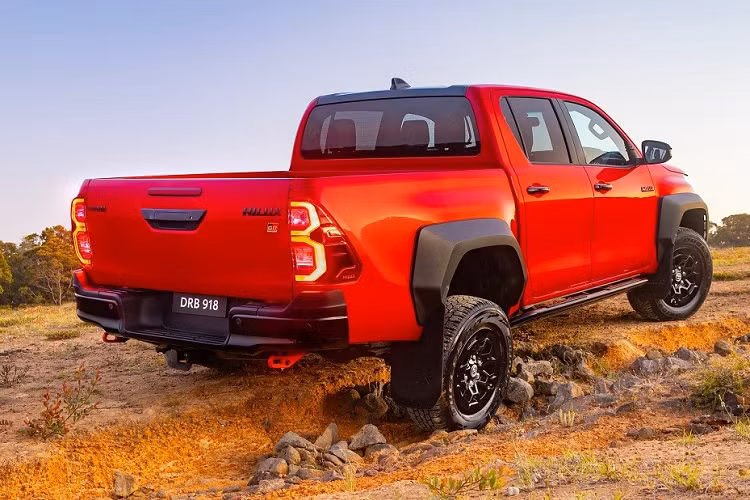 Tuy nhiên, động cơ này tạo ra công suất tối đa 224 mã lực và mô-men xoắn cực đại 550 Nm. Đây là động cơ hiện đang được dùng cho Toyota Hilux GR Sport ở thị trường Nam Phi. So với bản thường, động cơ của Toyota Hilux GR Sport 2023 mạnh hơn 10%.