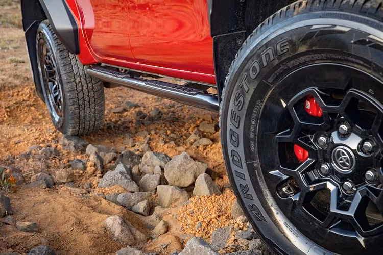 Chưa hết, Toyota Hilux GR Sport 2023 ở thị trường Úc còn được mở rộng 140 mm ở ở đầu xe và 155 mm ở đuôi xe. Nguyên nhân là bởi mẫu xe bán tải này được lắp thêm ốp cua lốp cỡ lớn. Đi kèm với đó là tay đòn tái thiết kế và cầu sau gia cố.