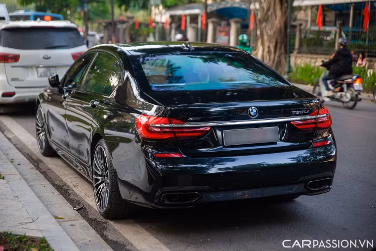 Bên trong khoang nội thất, BMW 750Li xDrive M-Sport được trang bị đầy đủ các option hiện đại như điều hoà tự động 4 vùng, ghế sau chỉnh điện và chức năng massage, ghế ngồi kiểu Executive cùng với giải trí hàng ghế sau có thể điều chỉnh bằng cảm ứng chạm BMW Touch Command.