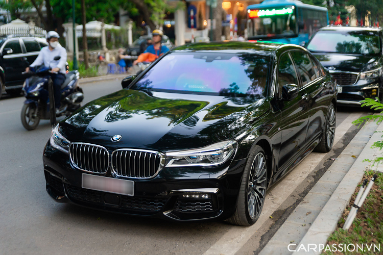 BMW 750Li M-sport tại Việt Nam được trang bị động cơ TwinPower Turbo V8 4.4L, cho công suất tối đa 445 mã lực tại 6.000 v/p, mô-men xoắn cực đại 650Nm tại 4.500 v/p, hộp số tự động Steptronic 8 cấp giúp xe tăng tốc từ 0 – 100 km/h trong 4,3 giây trước khi đạt vận tốc tối đa 250 km/h.