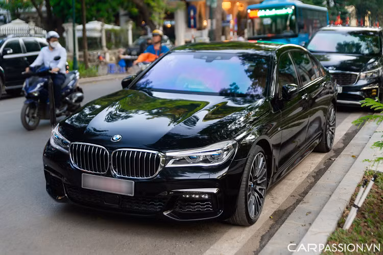 BMW 750Li M-sport tại Việt Nam được trang bị động cơ TwinPower Turbo V8 4.4L, cho công suất tối đa 445 mã lực tại 6.000 v/p, mô-men xoắn cực đại 650Nm tại 4.500 v/p, hộp số tự động Steptronic 8 cấp giúp xe tăng tốc từ 0 – 100 km/h trong 4,3 giây trước khi đạt vận tốc tối đa 250 km/h.
