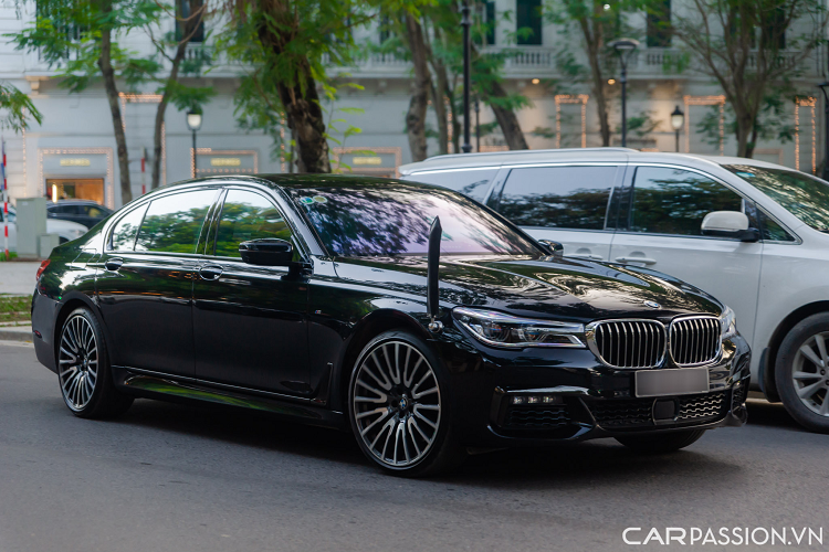 BMW 750Li xDrive G12 M-Sport đời 2019 thuộc thế hệ thứ 6 của dòng 7-Series có tên mã là G12. Phần ngoại thất vẫn sở hữu thiết kế của những chiếc 7-Series khác ngoài các chi tiết và bộ bodykit tới từ phân nhánh hiệu suất cao M Performance.