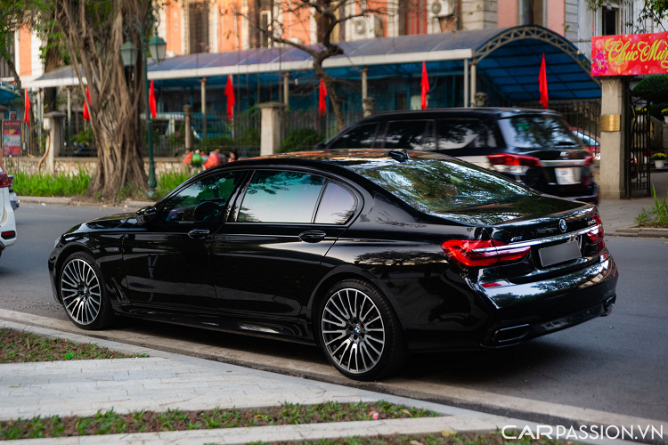 Bệ trung tâm hàng ghế sau được bố trí một bàn gấp tiện ích. Ngoài ra còn có đèn viền nội thất, tính năng trải thảm ánh sáng bước vào xe (Welcome Light Carpet) cùng với cửa sổ trời Sky Lounge Panorama độc đáo.