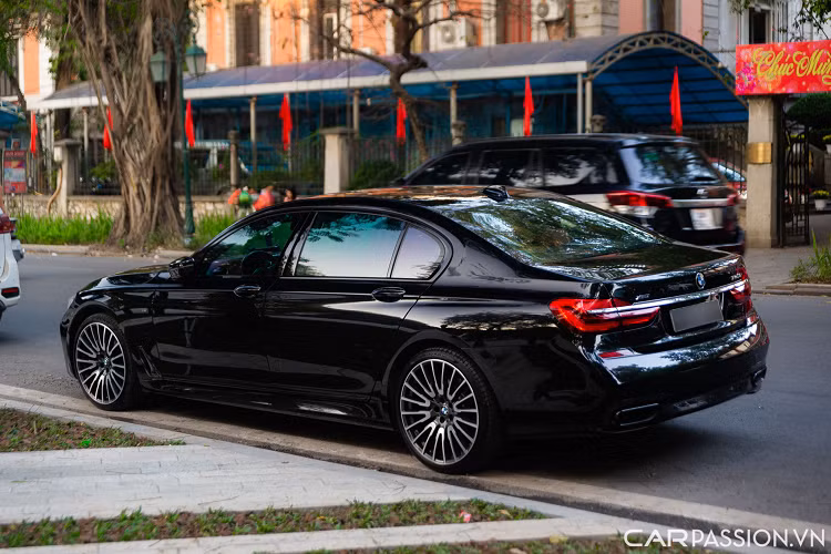 Bệ trung tâm hàng ghế sau được bố trí một bàn gấp tiện ích. Ngoài ra còn có đèn viền nội thất, tính năng trải thảm ánh sáng bước vào xe (Welcome Light Carpet) cùng với cửa sổ trời Sky Lounge Panorama độc đáo.