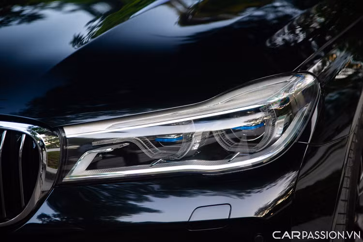 Công nghệ này cũng giúp khoảng cách chiếu sáng của xe tăng gấp đôi lên mức 600 mét, khả năng tiết kiệm điện hơn dạng LED khoảng 30%. Bộ mâm đa chấu sơn hai màu bạc/xám kích thước 21 inch với lốp hàng hiệu Pirelli cao cấp từ Ý.