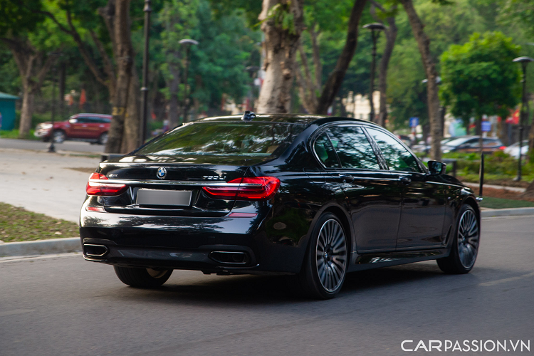 So với phiên bản tiêu chuẩn, 750Li xDrive M-Sport khác biệt với một số chi tiết bao gồm: Gói bodykit M-Sport với cản trước có sự xuất hiện của 3 hốc hút gió nhỏ mở rộng, cản sau được thiết kế lại sơn màu xám, chụp ống xả, ốp sườn, được sơn đen, bộ mâm tùy chọn đa chấu có kích thước 21 inch khá đẹp mắt, cùm phanh sơn màu xám.