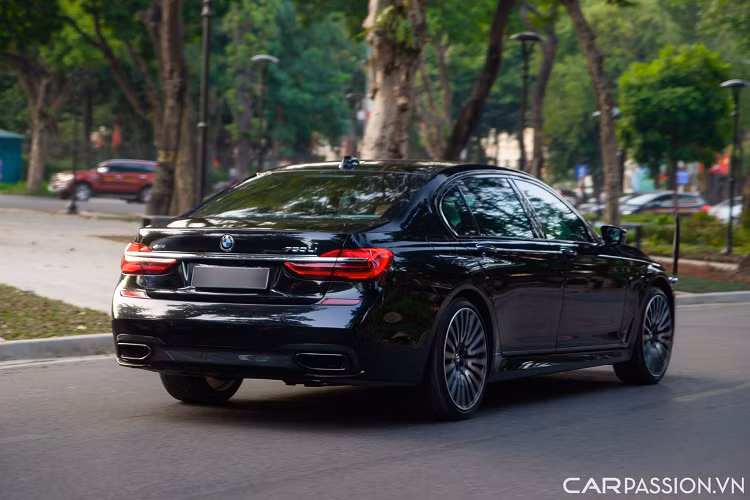 So với phiên bản tiêu chuẩn, 750Li xDrive M-Sport khác biệt với một số chi tiết bao gồm: Gói bodykit M-Sport với cản trước có sự xuất hiện của 3 hốc hút gió nhỏ mở rộng, cản sau được thiết kế lại sơn màu xám, chụp ống xả, ốp sườn, được sơn đen, bộ mâm tùy chọn đa chấu có kích thước 21 inch khá đẹp mắt, cùm phanh sơn màu xám.