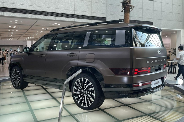 Cụ thể, chiếc xe Hyundai SantaFe thế hệ mới sử dụng lưới tản nhiệt sọc hẹp và dải đèn xuyên suốt ở giữa, giúp cải thiện đáng kể hệ thống phân cấp thị giác của chiếc xe này. Đồng thời, đèn chiếu sáng ban ngày kiểu H được bổ sung giúp nâng cao đáng kể khả năng nhận diện xe.