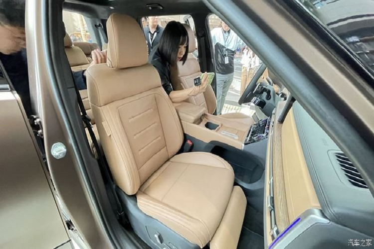 Đồng thời, xe cũng áp dụng cấu hình sạc nhanh không dây phổ biến cho điện thoại di động kép và bổ sung thêm thiết kế dẫn hướng không khí để giảm thiểu vấn đề làm nóng điện thoại di động. Có thể thấy qua các chi tiết, hầu hết nội thất đều được bọc da, các cửa gió điều hòa và các tấm cửa cũng được trang trí bằng veneer vân gỗ, cùng với đèn nội thất xuyên suốt tạo nên vẻ cứng cáp và cao cấp chocabin.